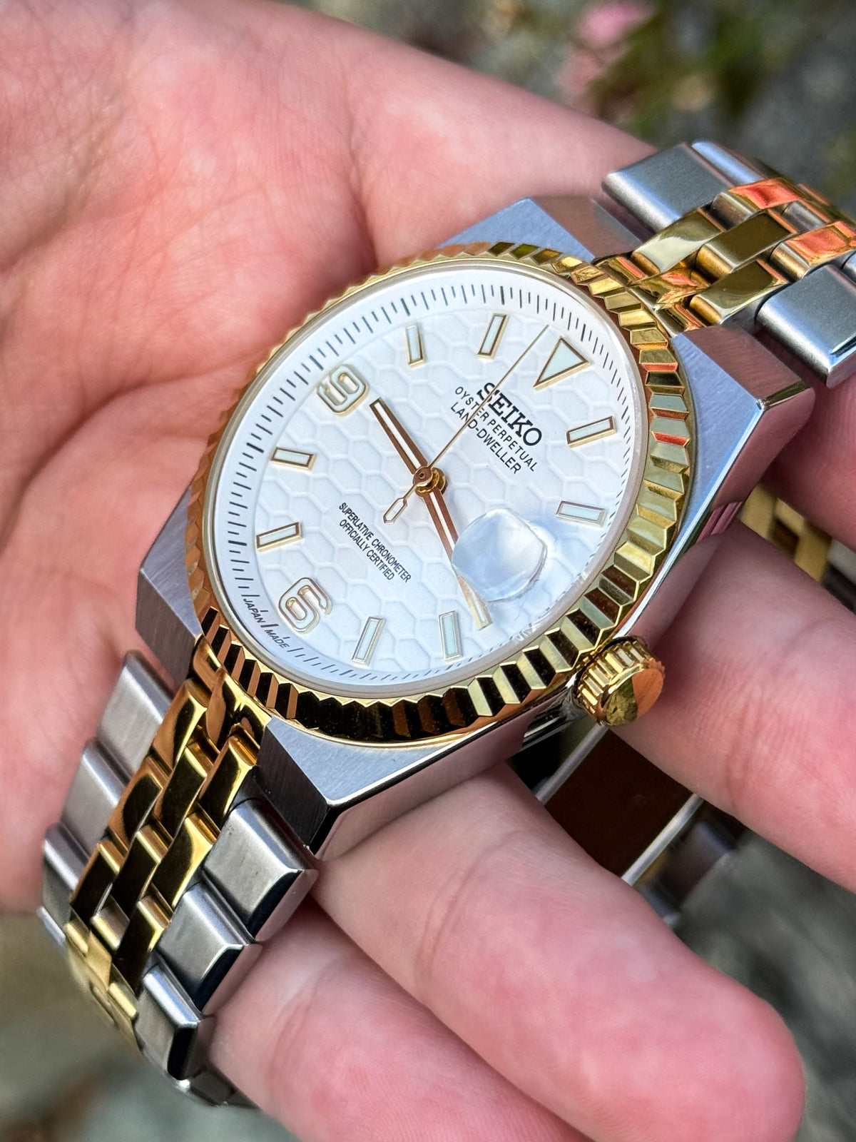 (På lager) Two Tone "White Dial" Land-Dweller Mod
